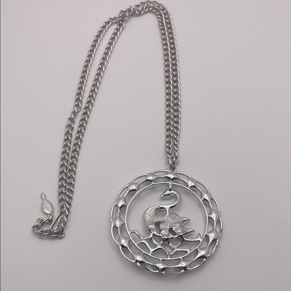 Jewelry - Elegant Silver Pendant Necklace